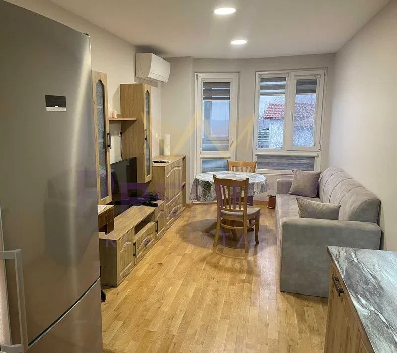 Дава се под наем Тристаен апартамент в Варна, Цветен квартал - 82 кв.м за 612 € - Снимка #1