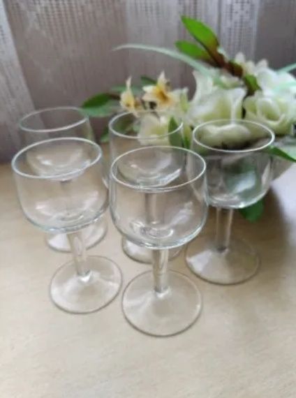 Чаши за алкохол, чай, кафе, безалкохолни напитки.