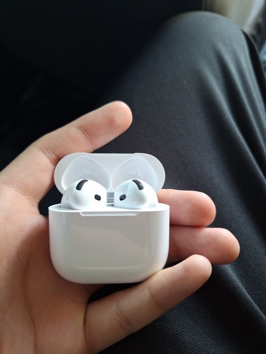 AirPods 4 cu Noise Cancelling