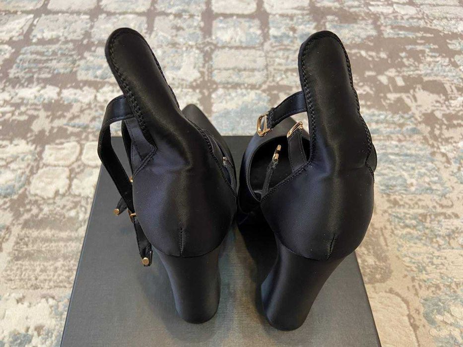 Сатиновые туфли на платформе Aevitas Pointy