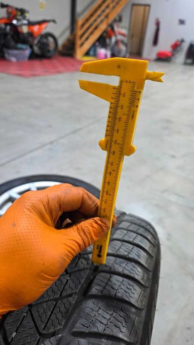 Set 4 jante originale BMW + anvelope iarnă Pirelli Sottozero 3