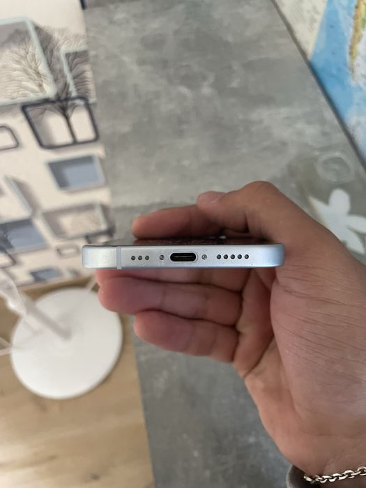 Vand iphone 15 128 gb stare baterie 77%