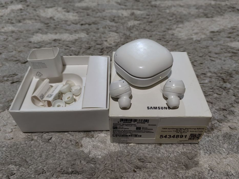 Galaxy Buds FE наушники.