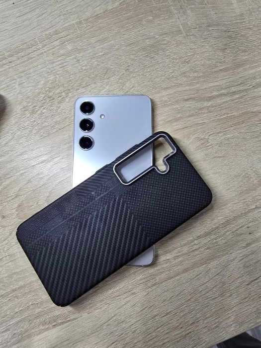 Samsung S24 Белого цвета