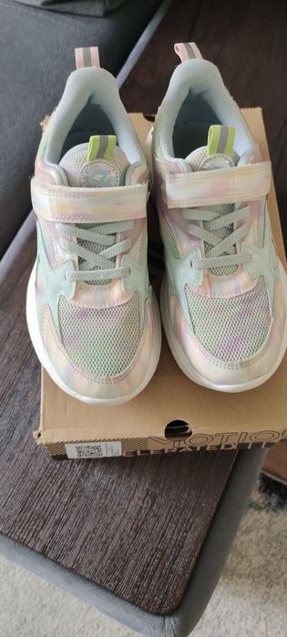 Продам кроссовки на девочку