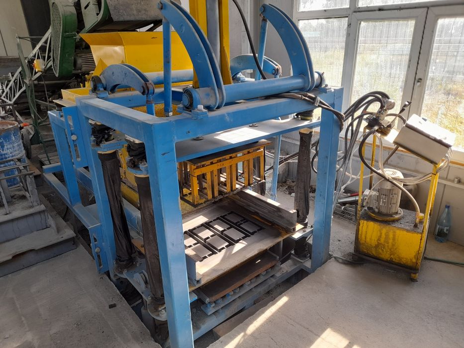 Vând sau schimb cu auto linie fabricație semiautomata elemente beton