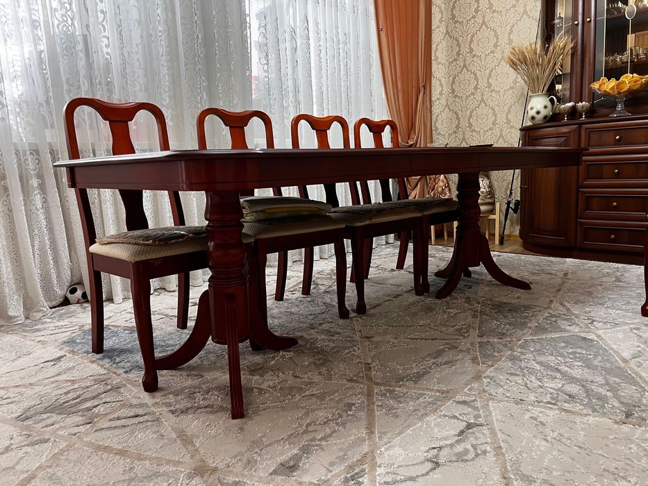 Продам обеденный стол с комплектом стульев