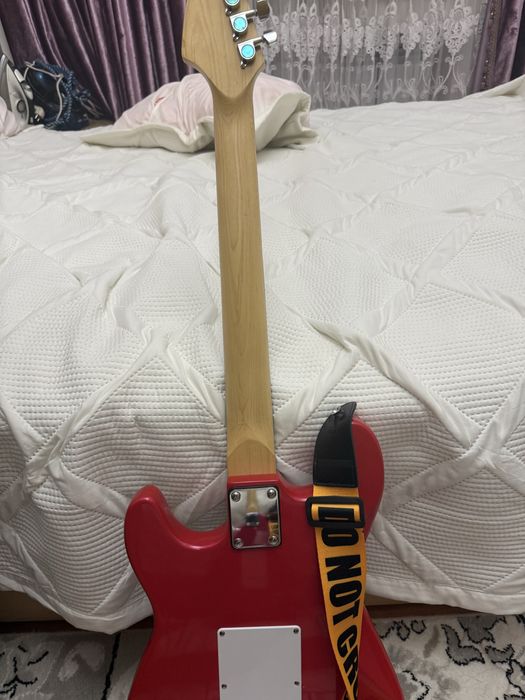 Электро гитара за 30к