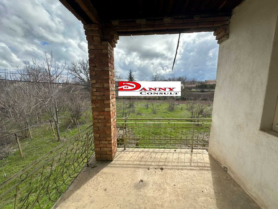 Двуетажна къща с двор и кладенец в с. Иванча