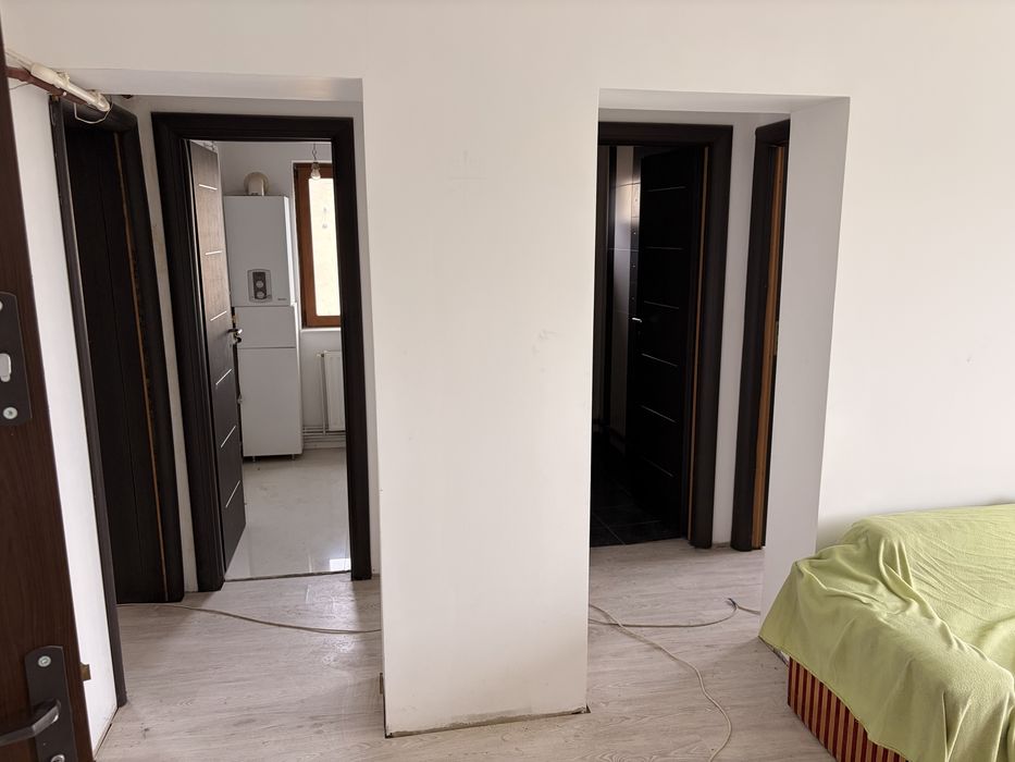 Inchiriez apartament 3 camere decomandat