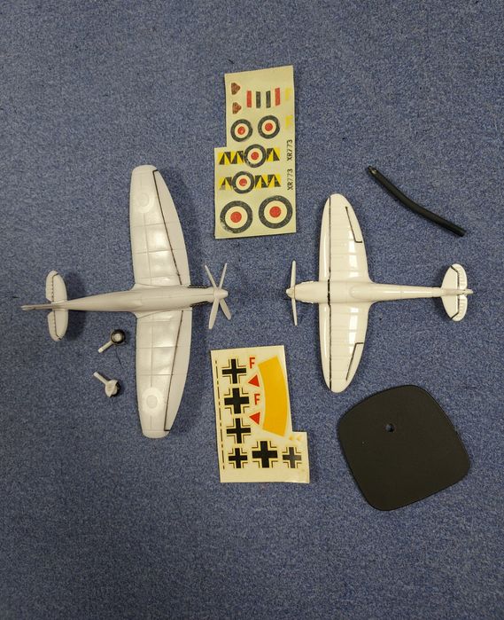 Machete avioane Spitfire WW II-Revell si decaluri-jucarii, colectie