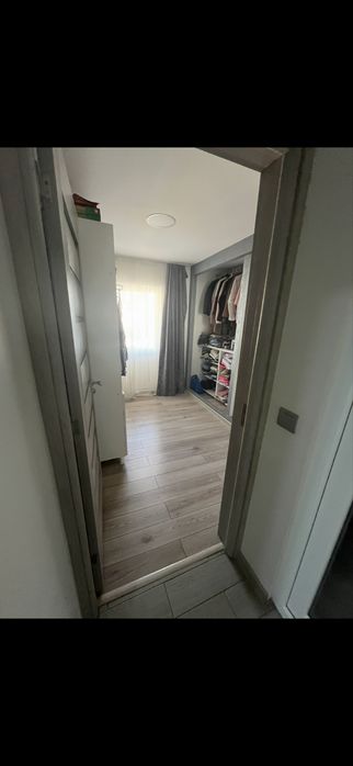 Vand apartament cu 4 camere
