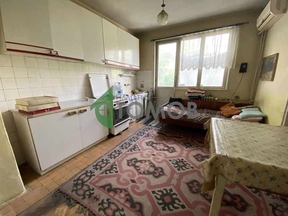 Продава се Тристаен апартамент в Шумен, Център - 120 кв.м за 817 €/кв.м - Снимка #2