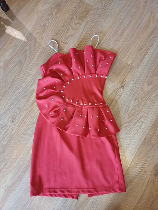 Червена рокля с перли размер S