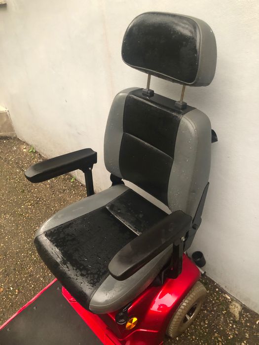 Cărucior electric 4 roți pentru persoane cu  dizabilități