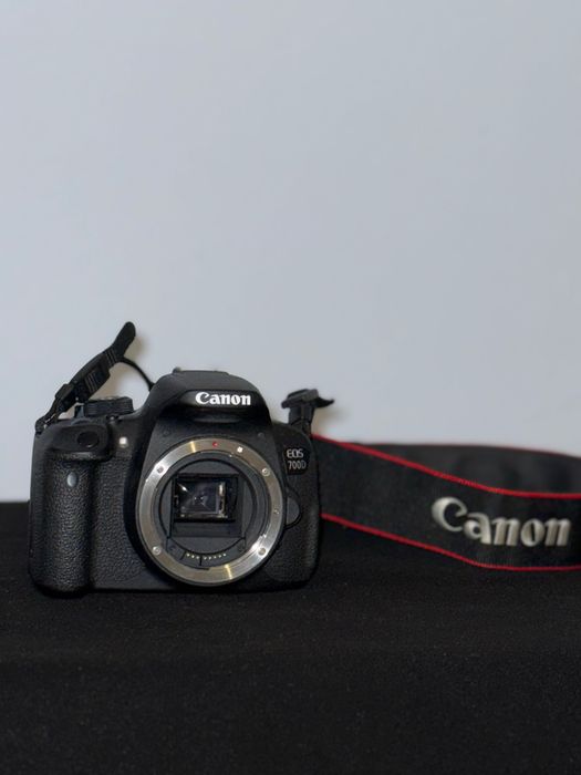 Canon EOS 700D + două obiective + card 256GB – stare bună