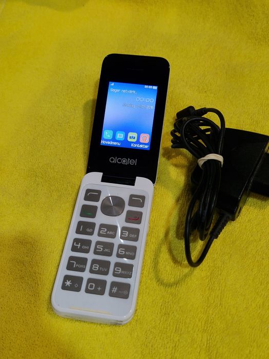Telefon cu clapeta cu încărcător