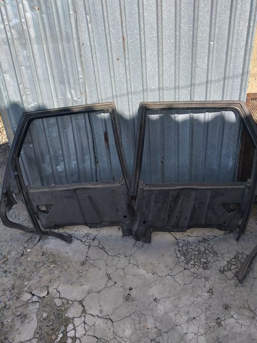 Двери Audi c4 заднии