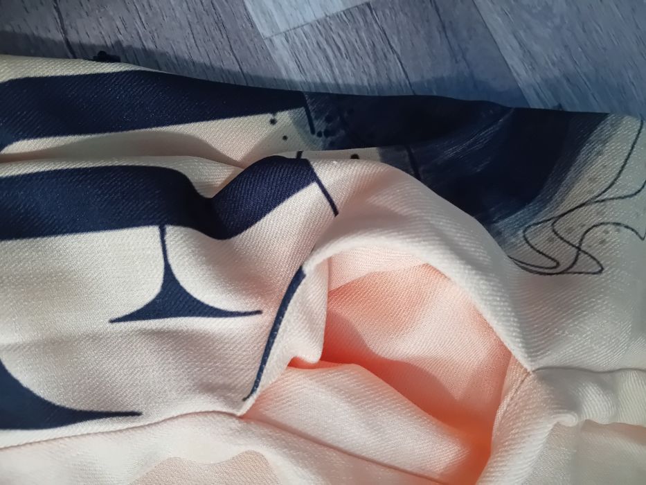 Vând rochie stil A, cu fusta cusuta manual la designul de pe ea, 36