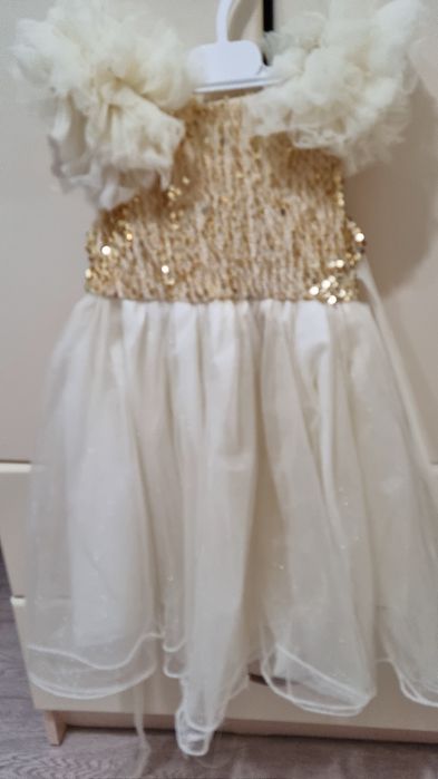 Нарядное жёлтое платье для девочки 2–4 лет