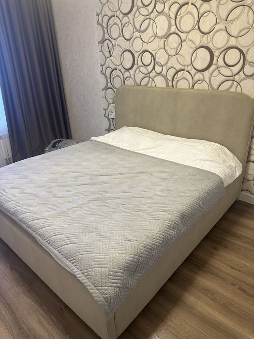 Двуспальная кровать