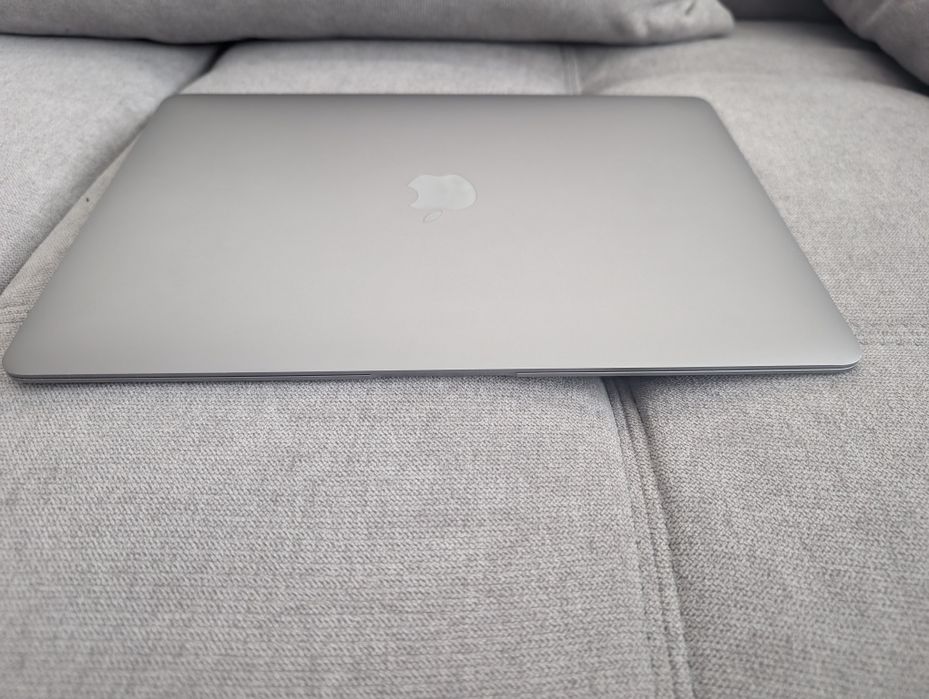 Лаптоп Macbook AIR 13 M1 2020 8GB 256GB SSD с добра батерия