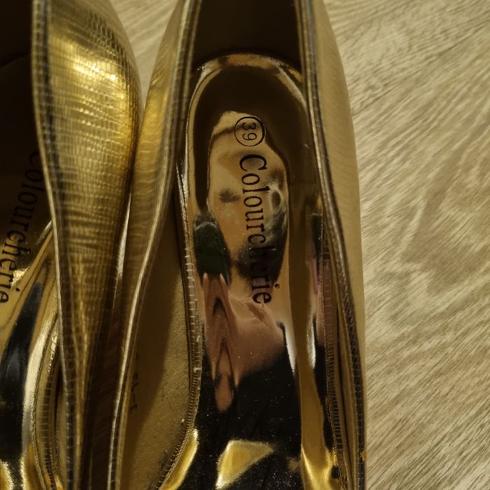 Pantofi cu toc. Auri