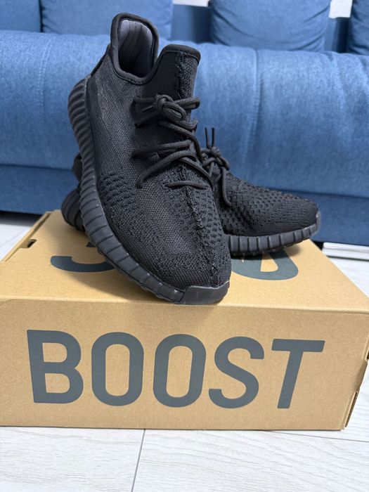 Yeezy 350 v2 black
