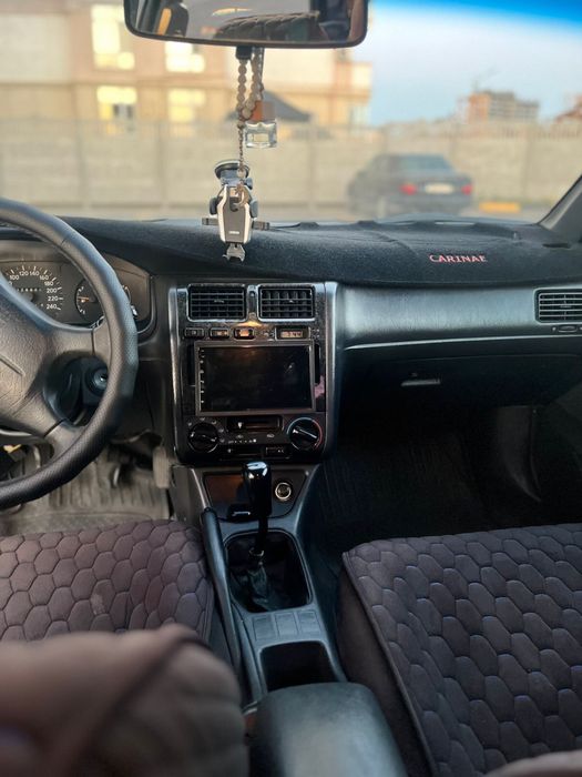 Машина toyota carina E