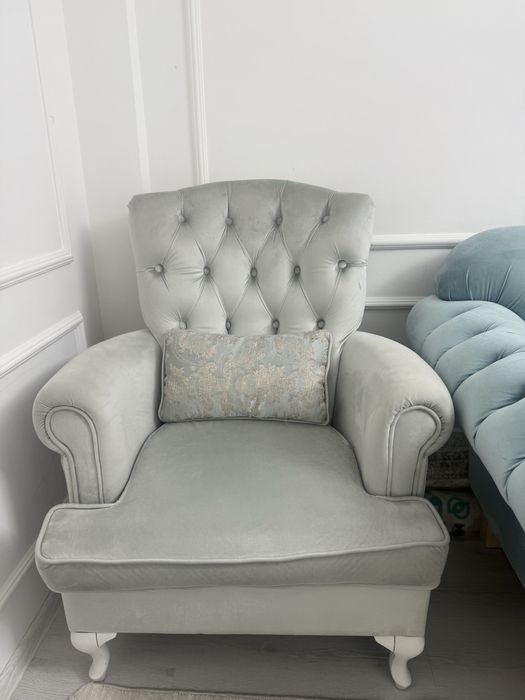 Диван екі креслосымен