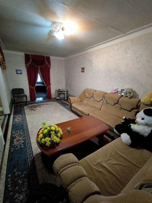 Сдам 2-х комнатную квартиру возле центрального рынка 
Чирчик ба