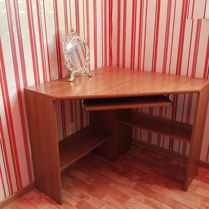 Продам компьютерный стол