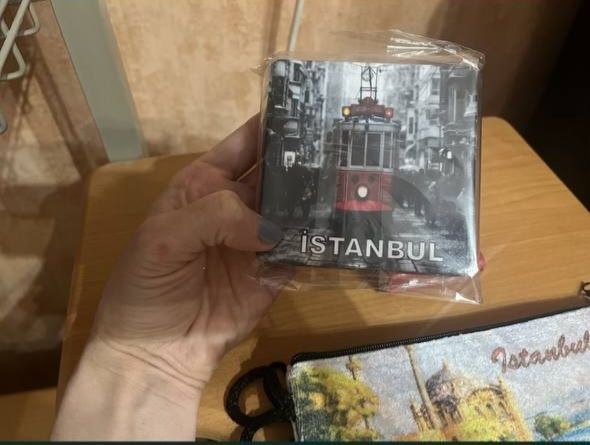 Косметички и зеркало для макияжа