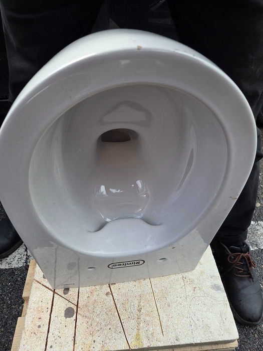 Vas wc suspendat Rimfree, forma inchisa, producator Geberit