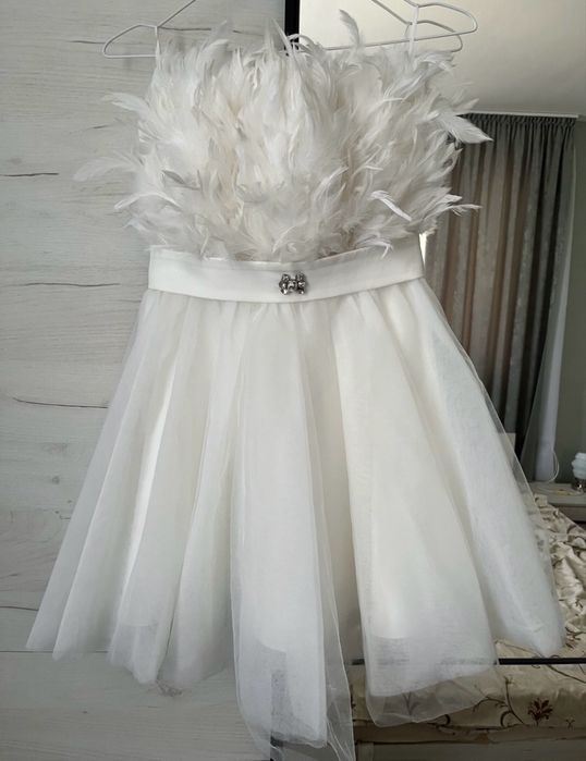 Бяла рокля с пера Christine Fashion