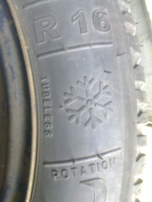 Продавам почти нови зимни гуми на стоманени джанти