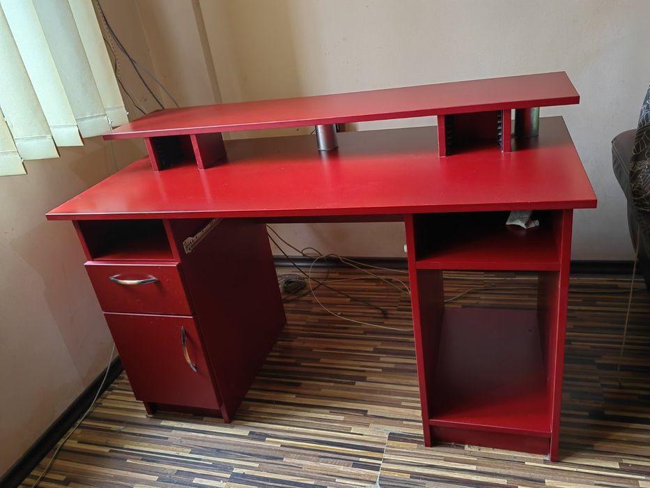 Луксозно бюро правено по поръчка от Мебели лукс.