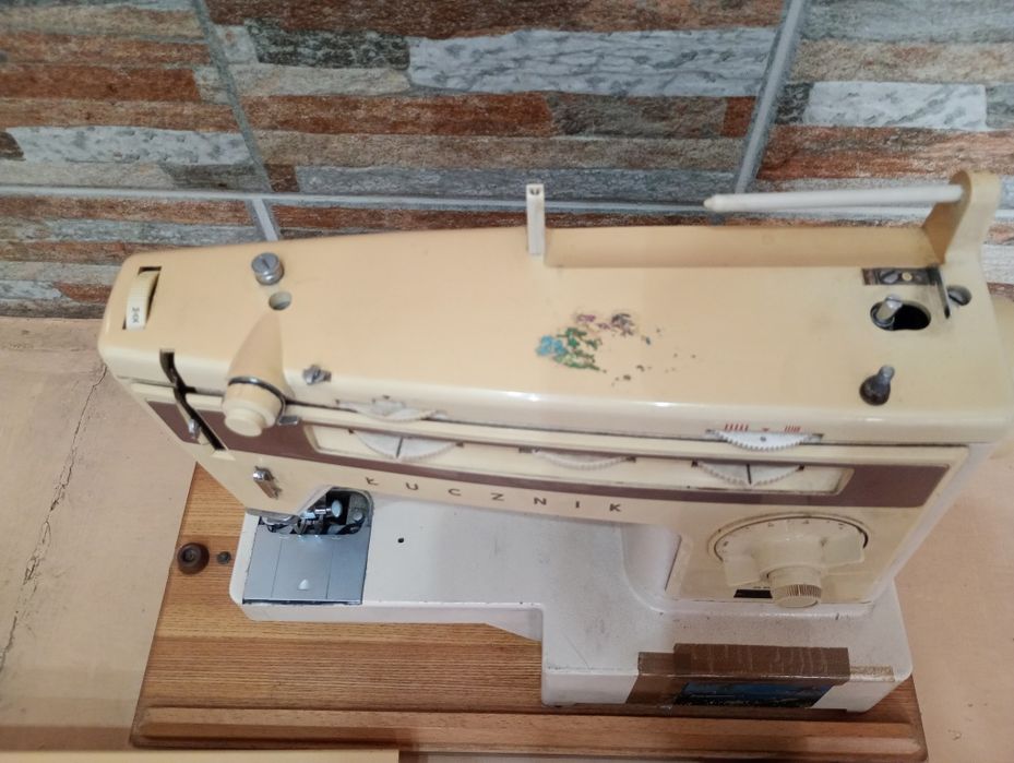 Продавам 2 бр.полски шевни машини ,,Лучник,,
