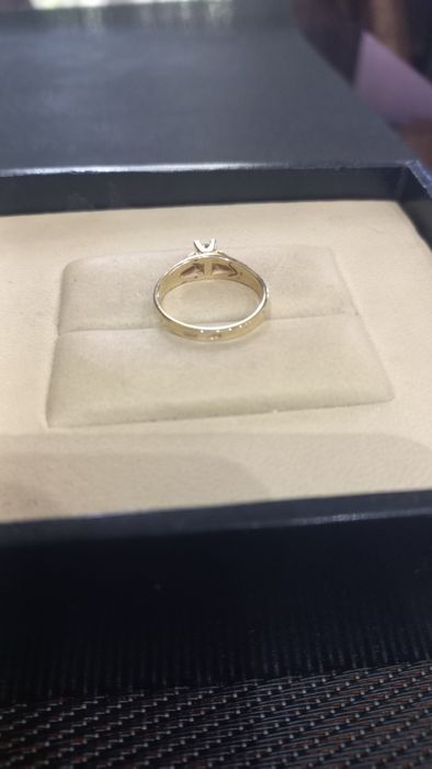 Золотое кольцо с бриллиантом.