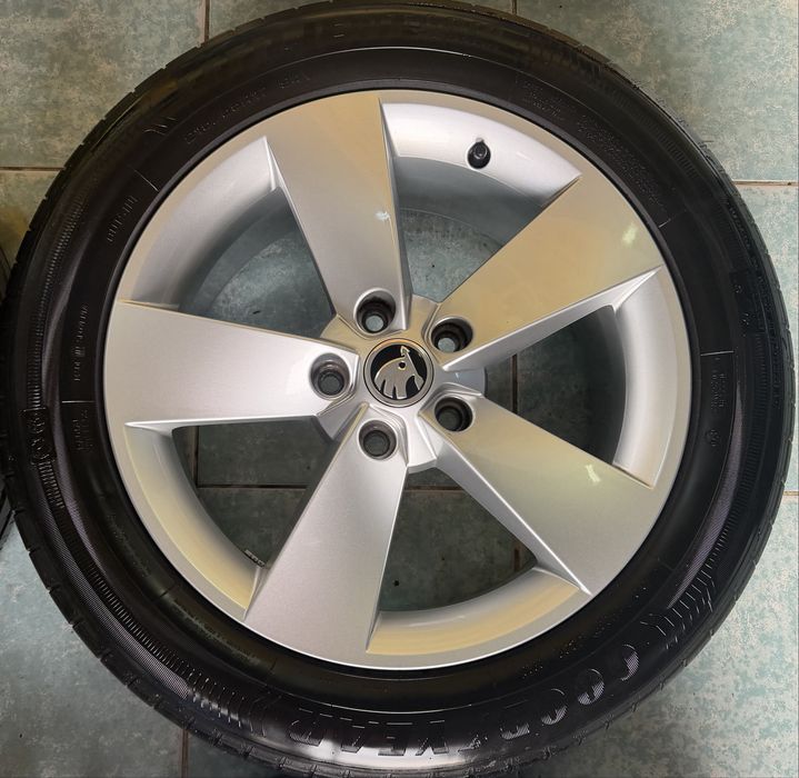 Roti/ jante aliaj R17 originale SKODA Superb 215/55/17 Goodyear vara