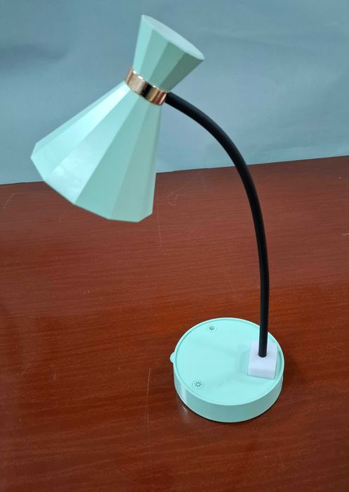 Настольная лампа на аккумуляторе.