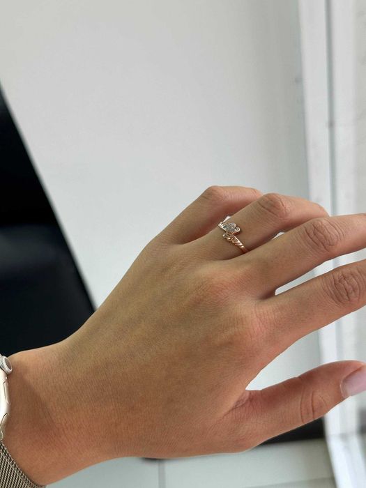 Кольцо золотое с белым камушком