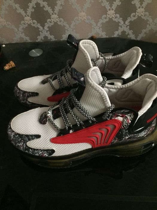 кроссовки новые.