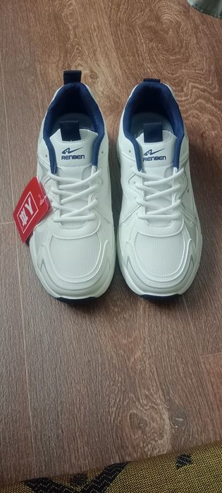 Продам новые кросовки