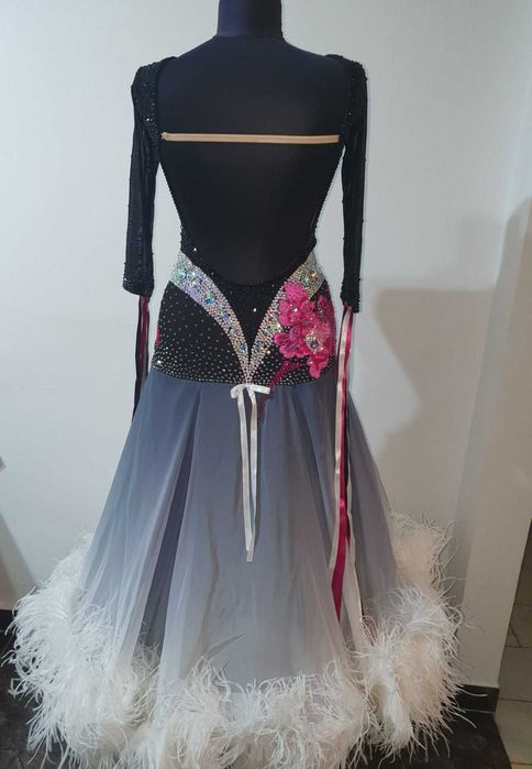 Rochie standard neagra, plina de cristale Swarovski si pene albe, d