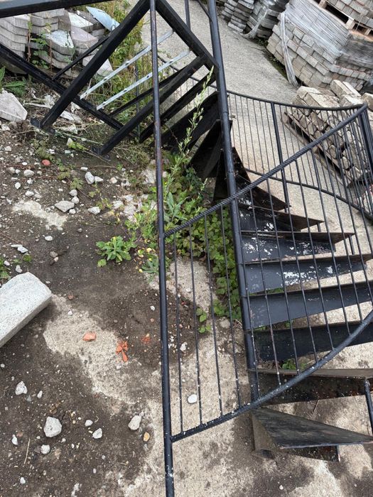 Scară 12 trepte vopsită negru