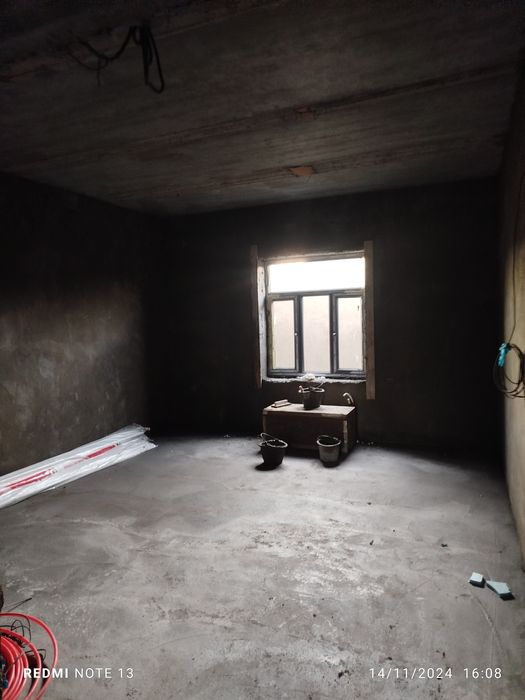 Uy sotiladi 8 Xona + padval  250kv