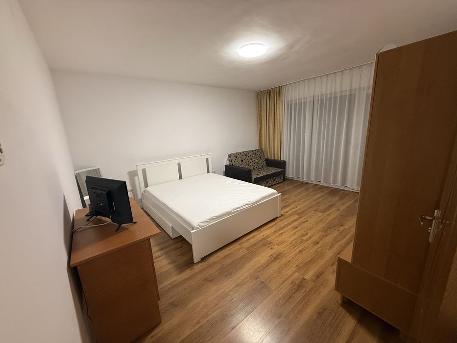 Inchiriez apartament cu o camera + loc de parcare Floresti