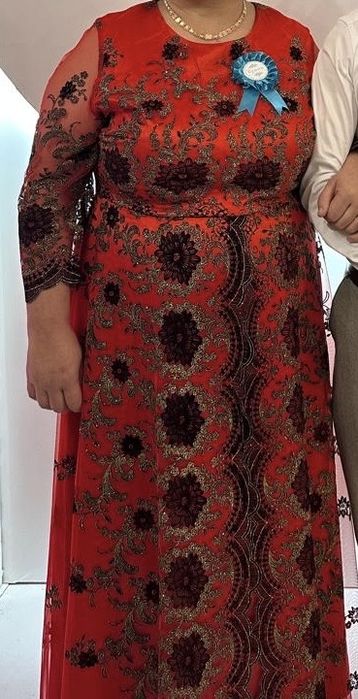 Элегантное длинное платье ярко-красного цвета.