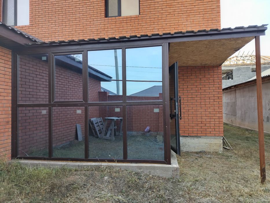 Балконные дверь и витражные веранда